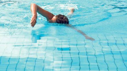 Kraulschwimmer im Becken.