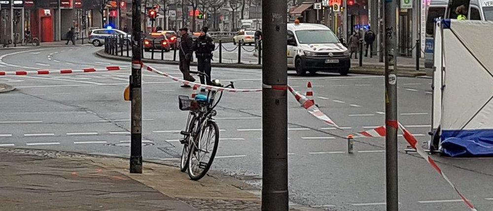 Das Rad der getöteten Frau am Kaiser-Wilhelm-Platz wirkt unbeschädigt. Das Vorderlicht brannte noch zwei Stunden nach dem Unfall.