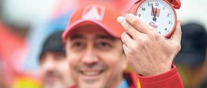 Hunderttausende haben in den vergangenen Wochen im Warnstreik für mehr Geld und kürzere Arbeitszeit demonstriert. 