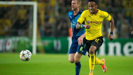 Bald Teamkollegen? Vieles deutet daraufhin, dass Pierre-Emerick Aubameyang (r.) bald mit Per Mertesacker beim FC Arsenal trainiert.