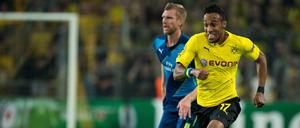 Bald Teamkollegen? Vieles deutet daraufhin, dass Pierre-Emerick Aubameyang (r.) bald mit Per Mertesacker beim FC Arsenal trainiert.