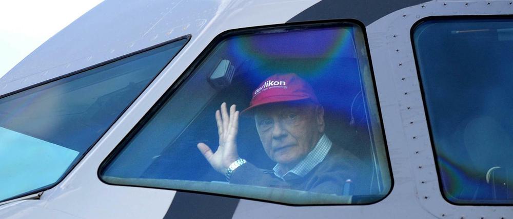 Sieger beim Bieten um Niki: Niki Lauda im Cockpit einer Niki-Maschine (Archivbild vom 18.04.2010)