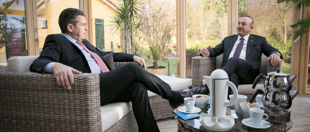 Teetrinker im Wintergarten. Der deutsche Außenminister Siegmar Gabriel und sein türkischer Amtskollege Mevlüt Cavusoglu (rechts).