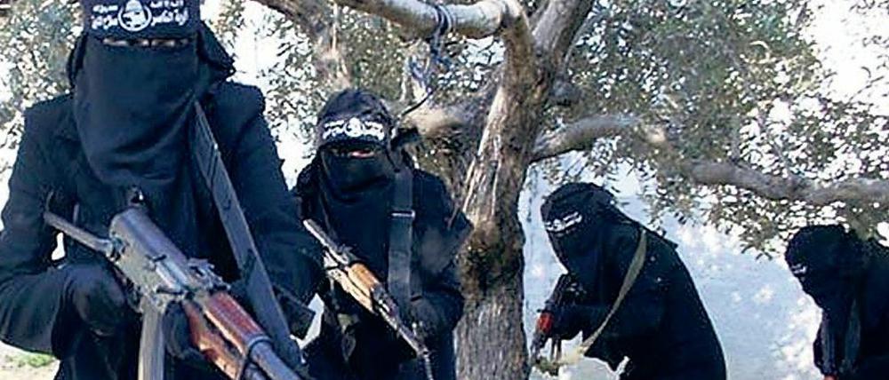 Für die Terrormiliz IS kämpften auch voll verschleierte Frauen, hier angeblich in der syrischen Stadt Al-Rakka.