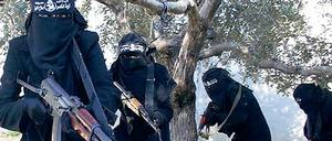 Für die Terrormiliz IS kämpften auch voll verschleierte Frauen, hier angeblich in der syrischen Stadt Al-Rakka.