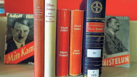 Es gab unzählige Ausgaben von „Mein Kampf“. Doch die Neuedition liefere die für eine umfassende Interpretation nötige Grundlage nicht – auch weil sie spätere Änderungen in den Volksausgaben nicht berücksichtige, schreibt Sösemann. 