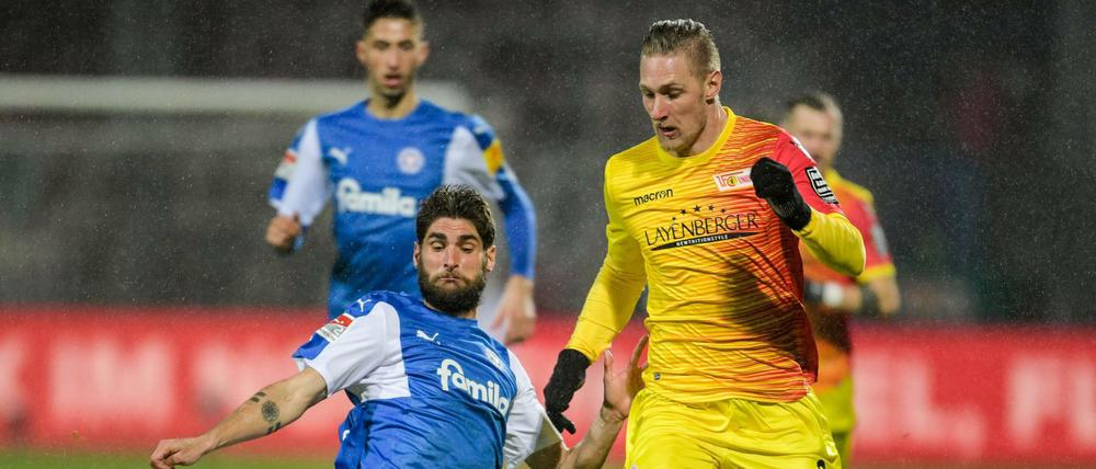 Kampf an der Küste. Sebastian Polter hatte gegen die Kieler Abwehr um Niklas Hoheneder einen schweren Stand.