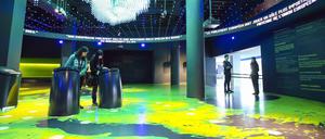 Junge Leute informieren sich im Besucher-Zentrum des Europäischen Parlaments.