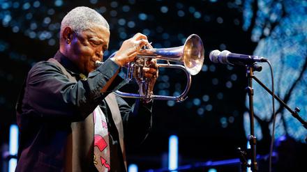 Der südafrikanische Jazzmusiker Hugh Masakela bei einem Konzert in Kenia 2016.