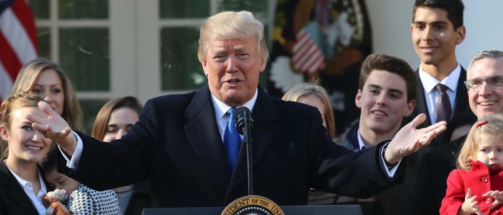 Donald Trump spricht vor dem Weißen Haus zu den Teilnehmern einer Organisation von Abtreibungsgegnern.
