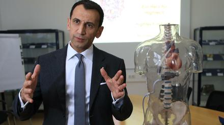 Geschäftsführer der Berlin Heart GmbH, Ares K. Menon, mit dem Modell eines turbinenbetriebenen Kunstherzens. 