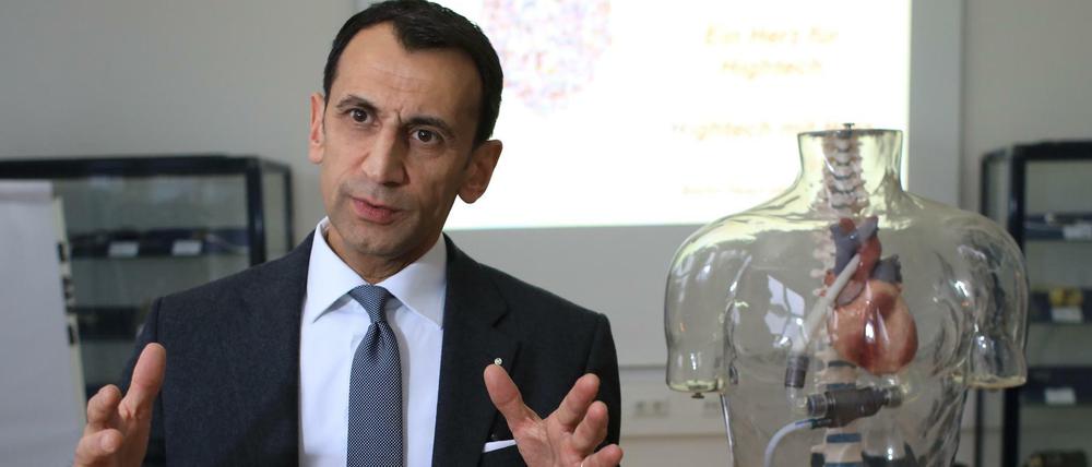 Geschäftsführer der Berlin Heart GmbH, Ares K. Menon, mit dem Modell eines turbinenbetriebenen Kunstherzens. 