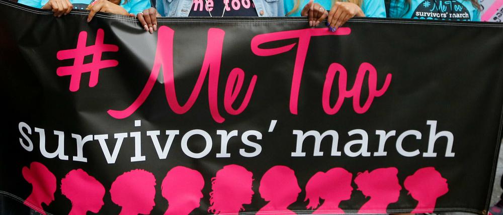 Frauen demonstrieren in Los Angeles während eines #MeToo-Protestmarsches gegen sexuelle Gewalt und Belästigung.