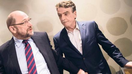 Wackliger Rückhalt. Martin Schulz (l.) ist darauf angewiesen, dass die Delegierten aus Michael Groscheks Landesverband für die Aufnahme von Koalitionsverhandlungen stimmen. Foto: