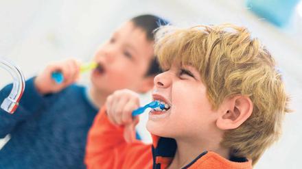 Früher Schutz ist wichtig. Vor allem säurehaltige Säfte und süße Tees fördern Karies bei Kindern.