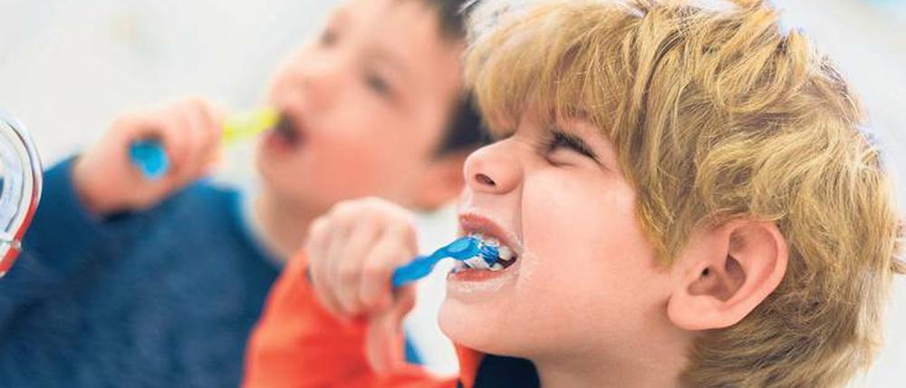 Früher Schutz ist wichtig. Vor allem säurehaltige Säfte und süße Tees fördern Karies bei Kindern.