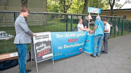 Vertreter der AfD protestieren gegen die Al Farouk Moschee in Potsdam.