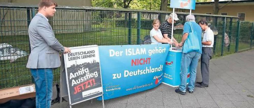 Vertreter der AfD protestieren gegen die Al Farouk Moschee in Potsdam.