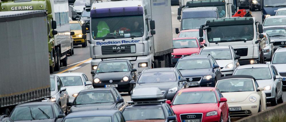 Typisches Bild an Rhein und Ruhr: ein Stau auf der Autobahn A3 bei Köln.