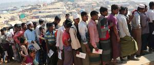 Rohingya-Flüchtlinge warten im Kutupalong-Lager auf Lebensmittel.