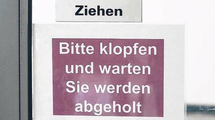 Geduldsprobe. Ein Schild im Bürgeramt Charlottenburg fordert zum Warten auf.