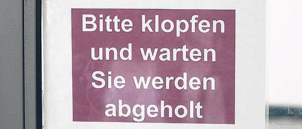 Geduldsprobe. Ein Schild im Bürgeramt Charlottenburg fordert zum Warten auf.