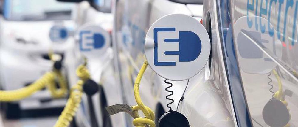 Strom statt Sprit. Der steigende Preis für Benzin und Diesel macht batteriebetriebene Autos wettbewerbsfähiger. 