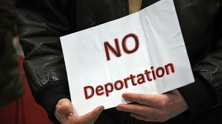 Protestkundgebung einer Flüchtlingsinitiativen gegen Sammelabschiebungen nach Afghanistan in Düsseldorf.