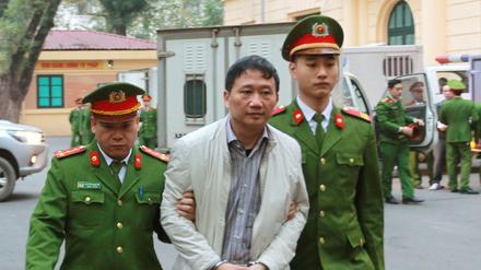 Trinh Xuan Thanh wird in Hanoi zum Gerichtssaal gebracht. 