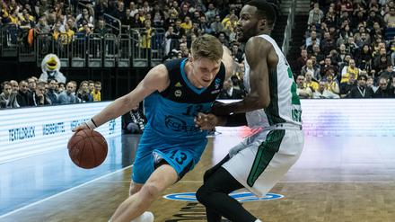 Berlins Marius Grigonis (13) kämpft mit Istanbuls Howard Sant-Roos um den Ball.