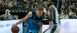 Berlins Marius Grigonis (13) kämpft mit Istanbuls Howard Sant-Roos um den Ball.