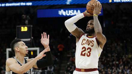 Treffsicher. LeBron James (r.) von den Cleveland Cavaliers hat als siebter NBA-Spieler die 30 000-Punkte-Marke durchbrochen.