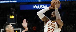 Treffsicher. LeBron James (r.) von den Cleveland Cavaliers hat als siebter NBA-Spieler die 30 000-Punkte-Marke durchbrochen.