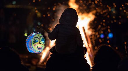  Erleuchtet.  Manche Umzüge enden mit einem Martinsfeuer.