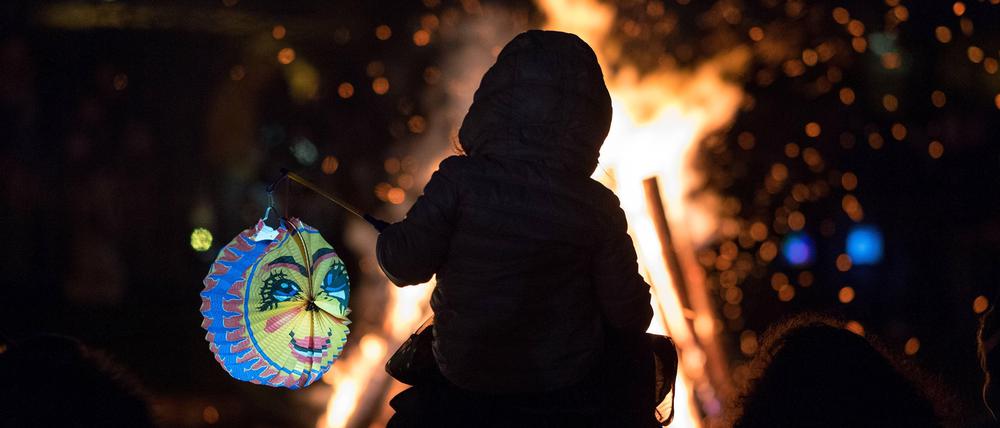  Erleuchtet.  Manche Umzüge enden mit einem Martinsfeuer.