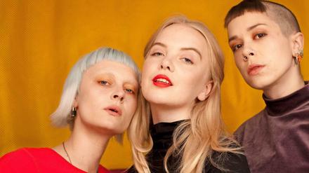 Das britische Trio Dream Wife macht lebendige Rockmusik.