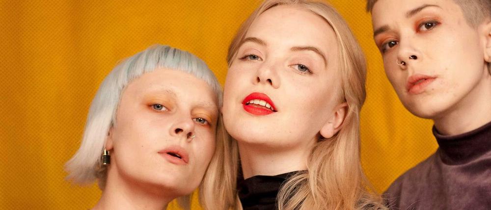 Das britische Trio Dream Wife macht lebendige Rockmusik.