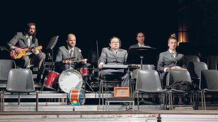 Oper für alle. Szene aus der „Carmen“-Version der Musiktheatergruppe „Glanz und Krawall“. Ganz links an der Gitarre sitzt Dennis Depta.