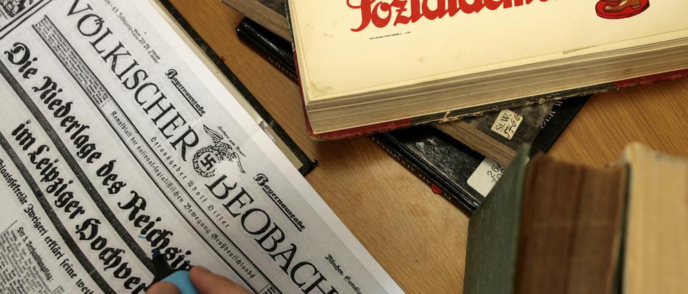 Leo Lania schlich sich bei der Zeitung "Völkischer Beobachter" ein, wo er Hitler persönlich begegnete.