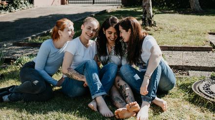 Verliebt, vertobt, verheiratet. Viviane, Julia, Elena und Lara (von links) sind eine Familie.