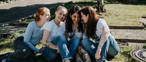 Verliebt, vertobt, verheiratet. Viviane, Julia, Elena und Lara (von links) sind eine Familie.