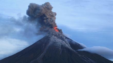 Bedrohliche Rauchwolken. Die Menschen im Süden der Philippinen fliehen aus Angst vor einer drohenden starken Eruption des Mayon. 