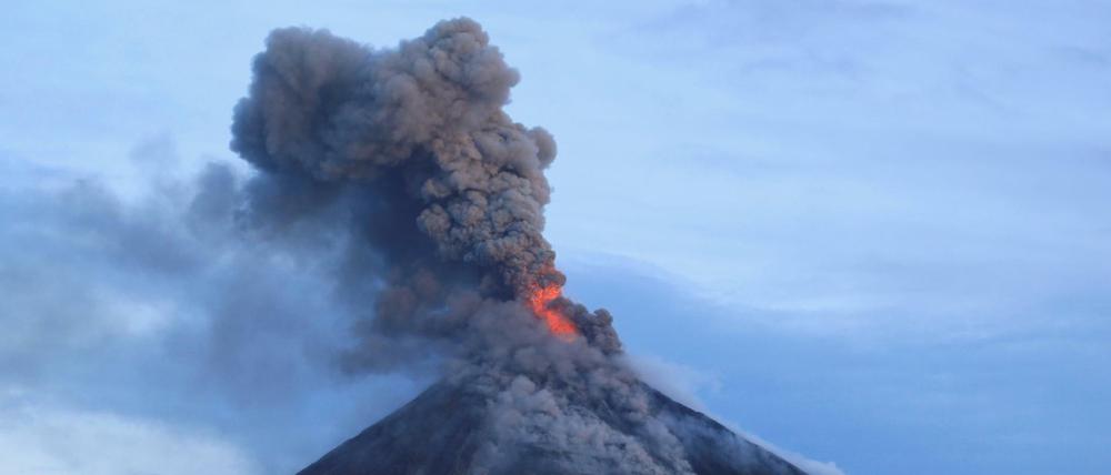 Bedrohliche Rauchwolken. Die Menschen im Süden der Philippinen fliehen aus Angst vor einer drohenden starken Eruption des Mayon. 