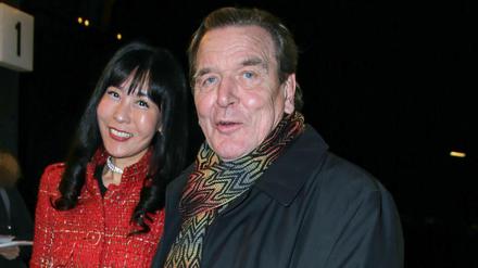 Wollen im Herbst heiraten: Altbundeskanzler Gerhard Schröder und seine neue Lebensgefährtin Soyeon Kim, hier am 21. Januar vor der Philharmonie in Berlin. 