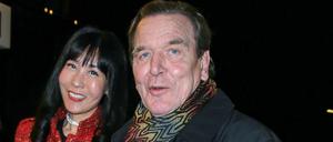 Wollen im Herbst heiraten: Altbundeskanzler Gerhard Schröder und seine neue Lebensgefährtin Soyeon Kim, hier am 21. Januar vor der Philharmonie in Berlin.