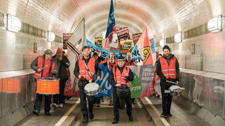 Mit viel Tamtam durch den alten Elbtunnel: Hamburger Metallarbeiter demonstrierten im Umfeld der Verhandlungen. 