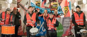 Mit viel Tamtam durch den alten Elbtunnel: Hamburger Metallarbeiter demonstrierten im Umfeld der Verhandlungen. 