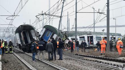 Rettungskräfte und Polizeibeamte am Unfallort im italienischen Pioltello in der Nähe von Mailand. 