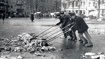 Saubere Stadt. Die Aufnahme entstand 1928 auf dem Wittenbergplatz. Damals waren Müllabfuhr und Stadtreinigung noch getrennt.