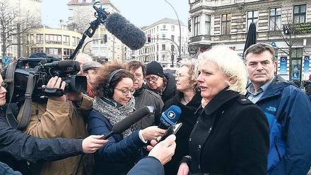 An der Unfallstelle: Verkehrssenatorin Regine Günther.